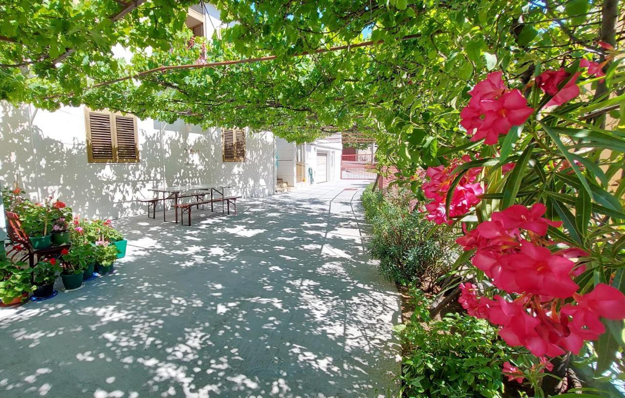סנג' Holiday House With Seaview מראה חיצוני תמונה